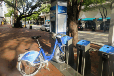 bicicleta publica anclada en estacion de miami
