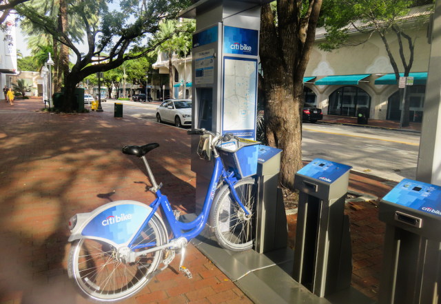bicicleta publica anclada en estacion de miami