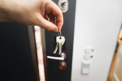mujer sosteniendo llaves de apartamento en florida
