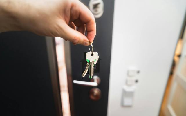 mujer sosteniendo llaves de apartamento en florida