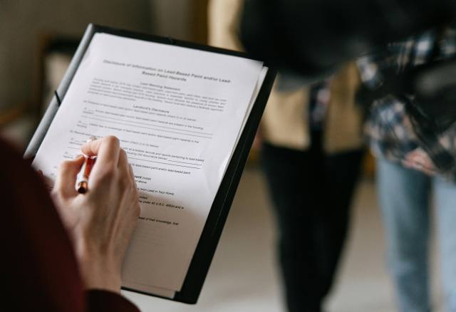 mujer leyendo contrato de arrendamiento en usa