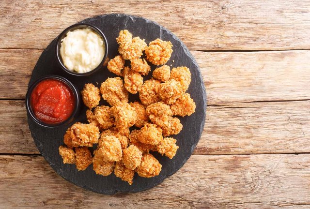 plato de alligator frito servido con salsas