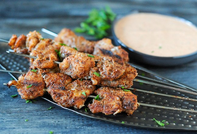 carne de alligator a la parrilla servida en pinchos
