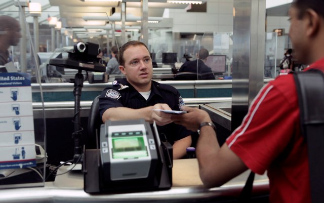 cubano frente a oficial de inmigracion en aeropuerto