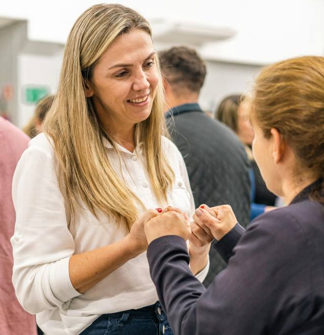 mujeres tomadas de la mano en iglesia de miami