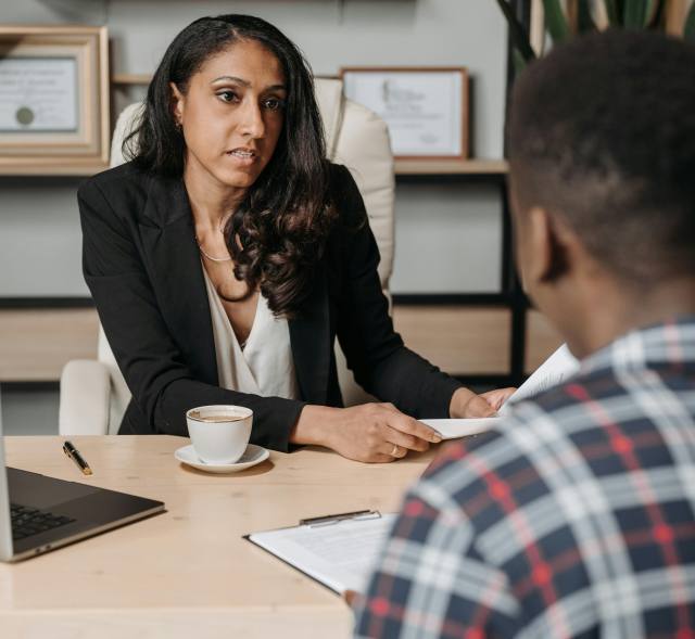 abogado asesorando a inmigrante hispano